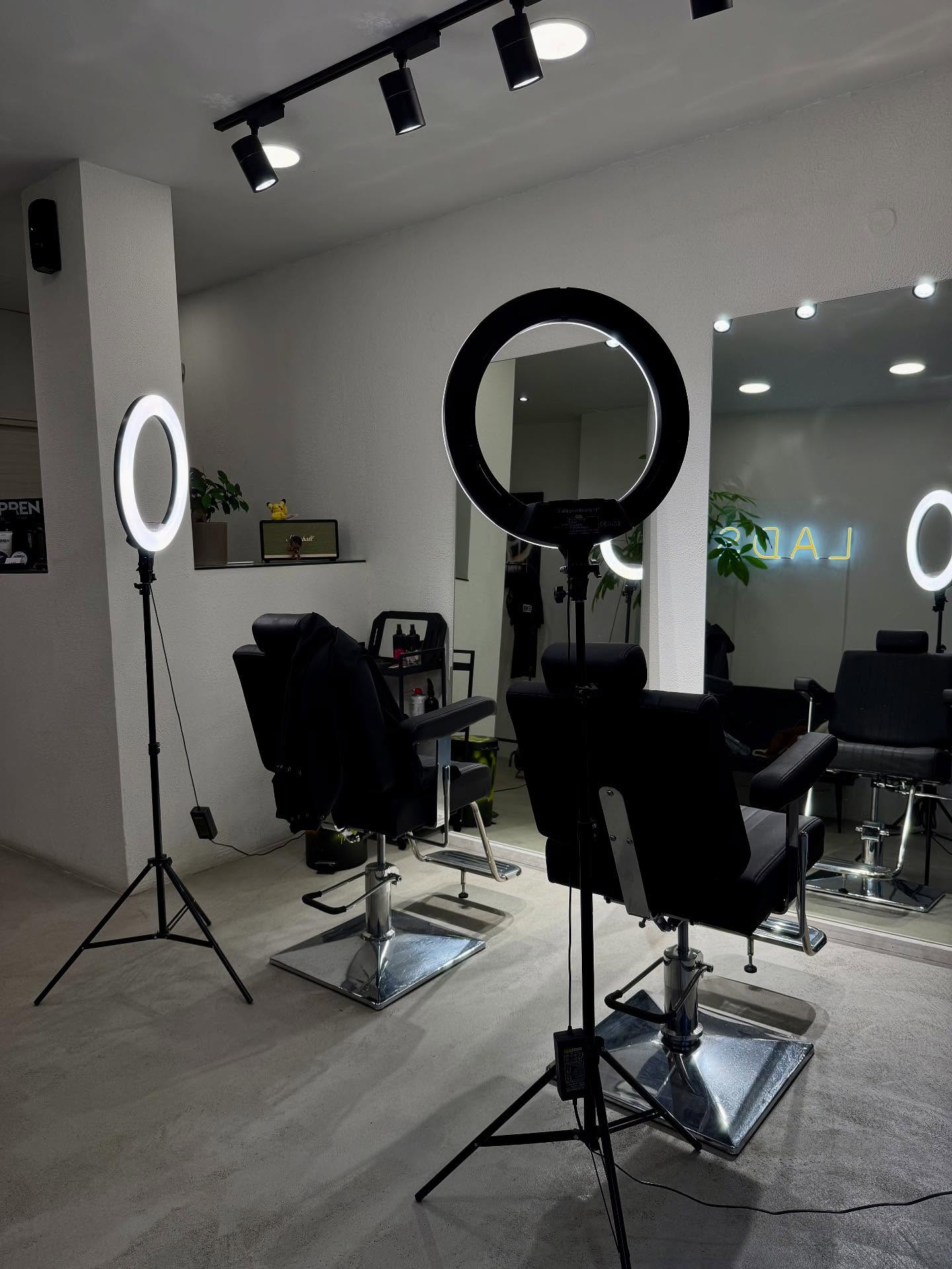 Ο χώρος του Lads Hair Concept: δύο καρέκλες, μεγάλοι καθρέφτες και το neon LADS